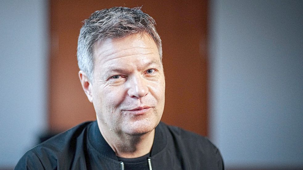 Wirtschaftsminsiter Robert Habeck (Grüne) will acht Jahre früher aus der Braunkohle im Osten aussteigen. Foto: Kay Nietfeld / dpa