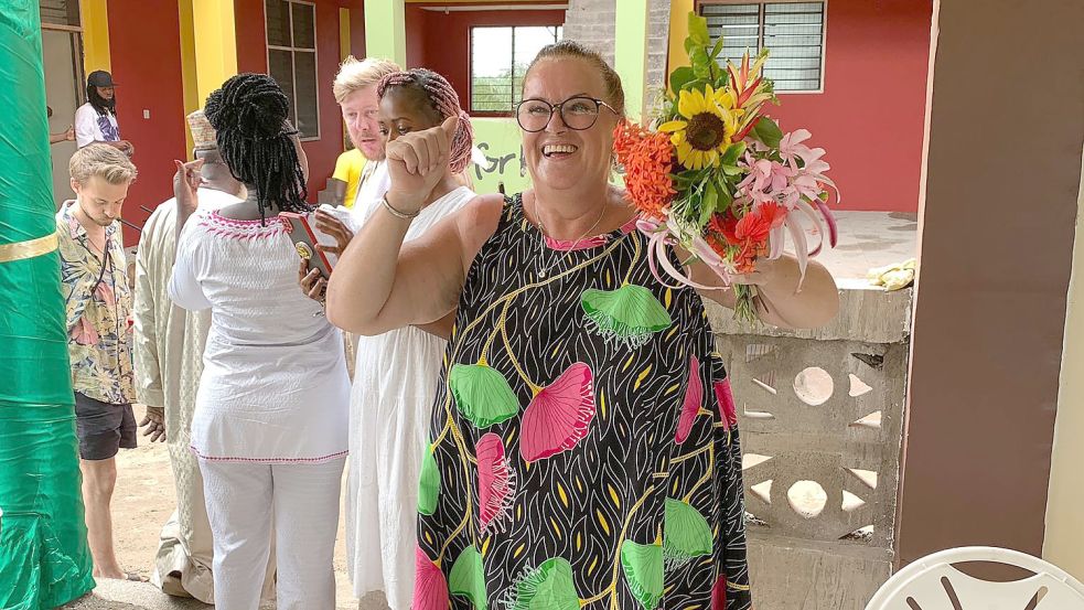 Herta Everwien und Wilke Zierden (hinten) vor dem Kinderhaus in Ghana. Foto: privat