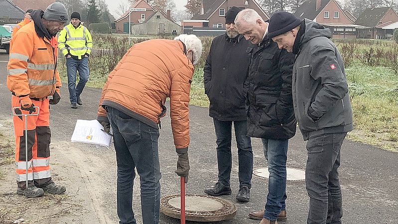 Auch Ostrhauderfehns Bürgermeister Günter Harders (2. von rechts) schaute sich die Abahme an. Foto: Gemeinde