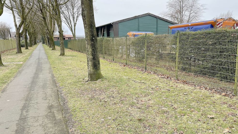 Der Radweg zwischen der St.-Marien-Straße in Friesoythe und der Sedelsberger Straße ist Teil der noch gewidmeten Bahntrasse. Auf dem anliegenden Gelände der Straßenmeisterei könnte der neue Friesoyther Endbahnhof entstehen. Foto: Stix