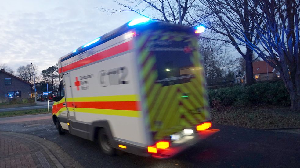 Jetzt muss es schnell gehen: Mit Blaulicht und Martinshorn machen sich ein Notfallsanitäter und ein Rettungssanitäter auf den Weg zu einem Notfall. Foto: Hagewiesche