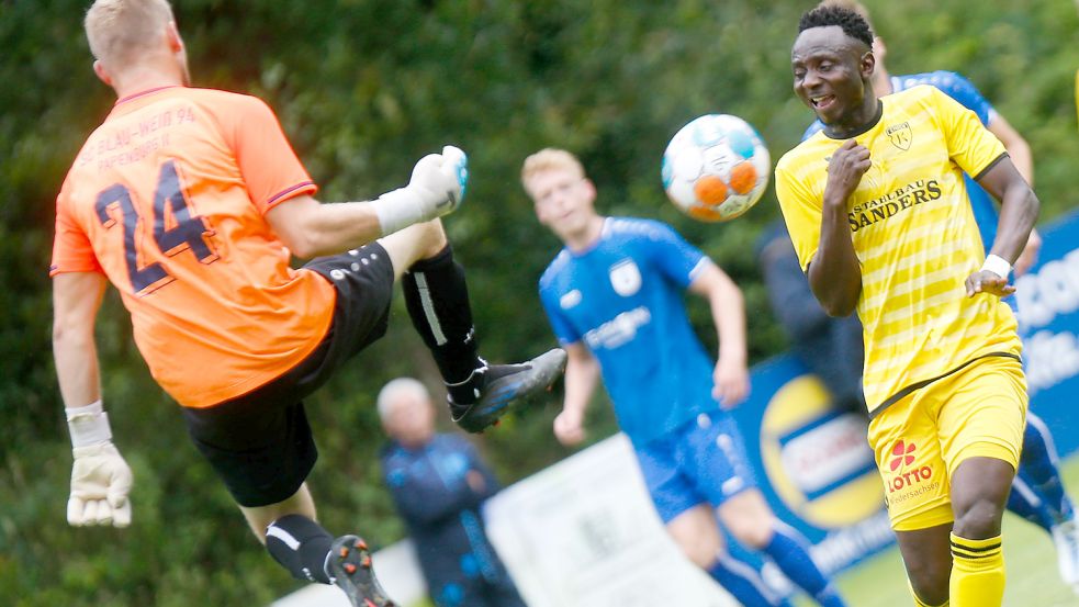 Vafing Jabateh (rechts) verlässt Kickers nach nur einem halben Jahr wieder. Foto: Doden/Emden