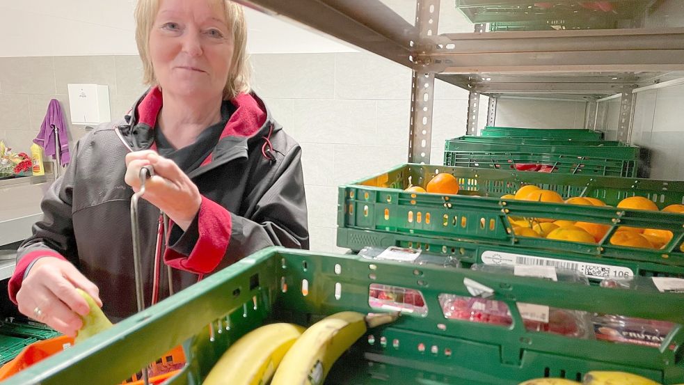 Anne Rother ist seit vielen Jahren Ehrenamtliche bei der Tafel Rhauderfehn. Sie sortiert Lebensmittel und gibt die Rationen an die Kunden heraus. Foto: Janßen