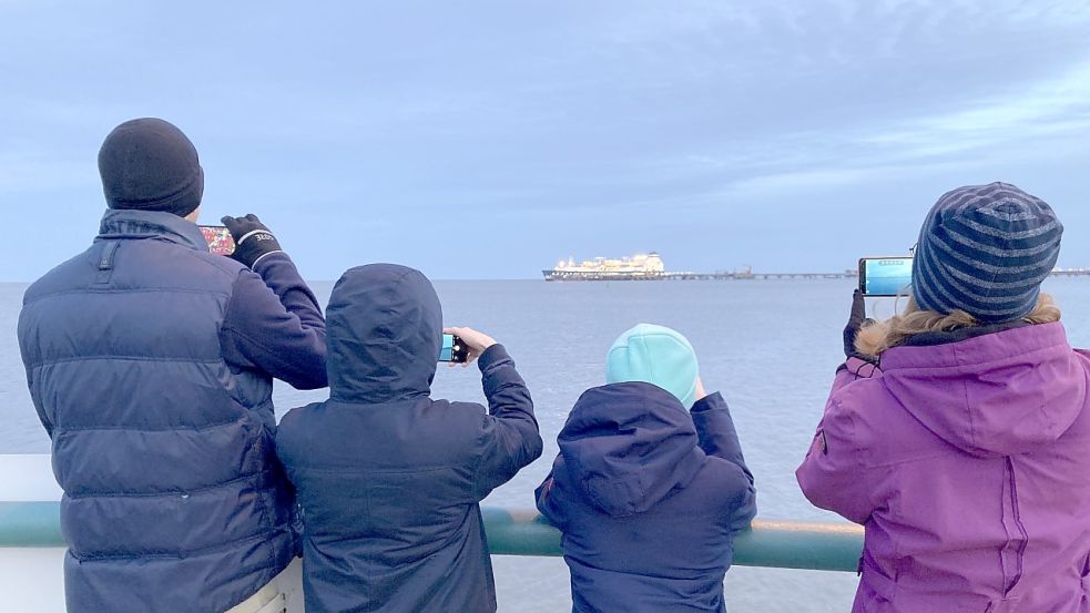 Besucher am Außenhafen von Hooksiel fotografieren das schwimmende LNG-Terminal „Hoegh Esperanza“. Foto: Oltmanns