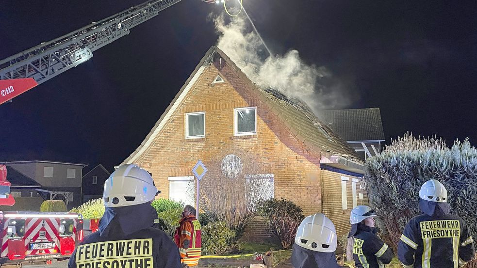In Friesoythe brannte am späten Dienstagabend ein leerstehendes Haus. Foto: DPA/Andre van Elten