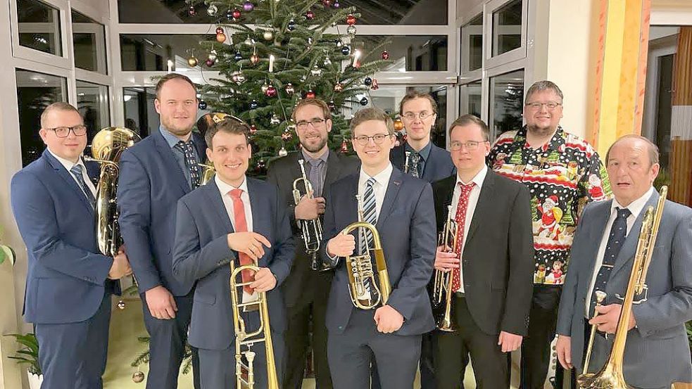 Festlich angezogen spielte die Bläsergruppe an Weihnachten im Alten- und Pflegestift. Foto: Privat