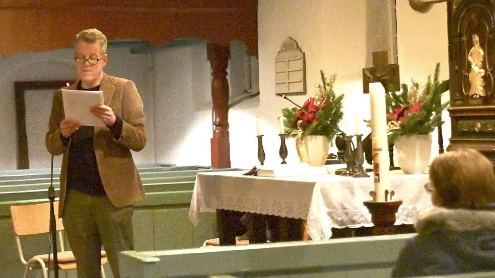 Jürgen Meyer liest in der Kirche Rhaude aus den Kindheitserinnerungen seines Vaters. Foto: Scherzer