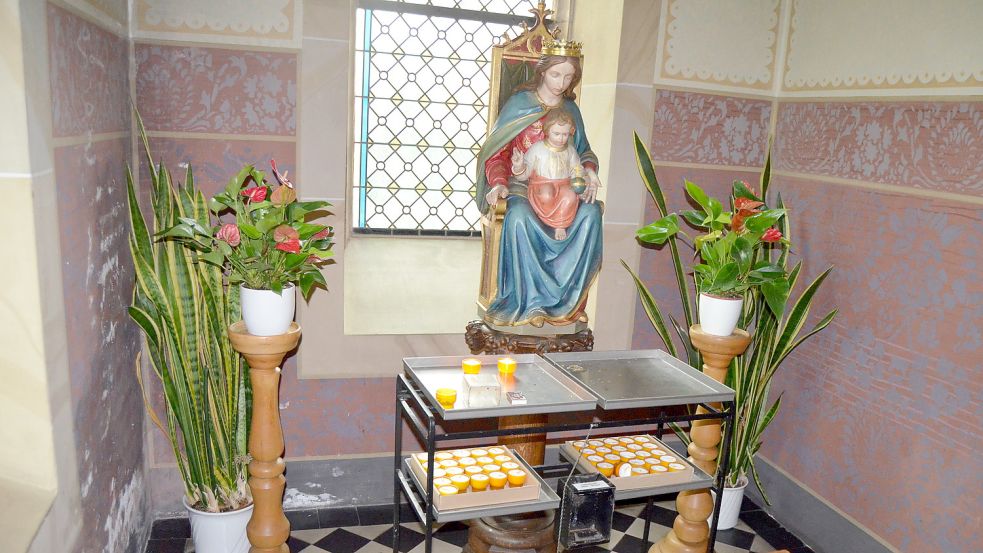 Pfarrkirche St. Jakobus, Ramsloh: Der Opferstock, in dem sonst die Geldspenden für die Kerzen hineingetan wurden, die vor der Madonna angezündet werden, ist kaputt und kann seinen Dienst nicht mehr tun.