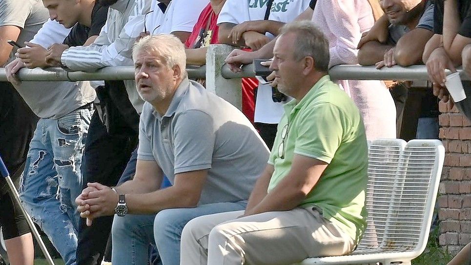 Markus Olbrys (links) wird auf dem Trainerstuhl bei Kickers Leer/Germania II nicht mehr Platz nehmen. Archivfoto: Lohmann