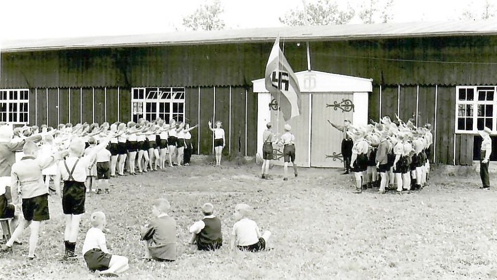 Die Hitlerjugend hisst eine Hakenkreuzflagge vor der Turnhalle, die ab Anfang der 1940er Jahre auch als Gefängnis genutzt worden ist. Fotos: Archiv