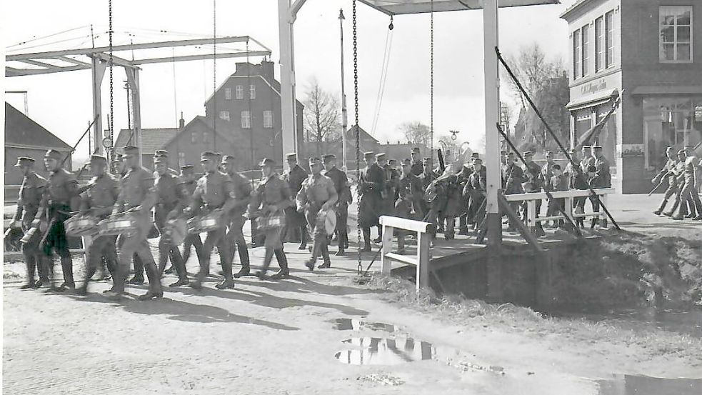 Ein undatiertes Foto zeigt einen Aufmarsch in Rhauderfehn. Im Hintergrund ist die Reilschule zu erkennen.