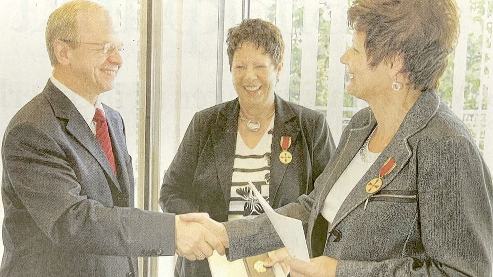 Landrat Bernhard Bramlage gratulierte Anna Fennen (Mitte) und Ulla Park zum Bundesverdienstkreuz.
