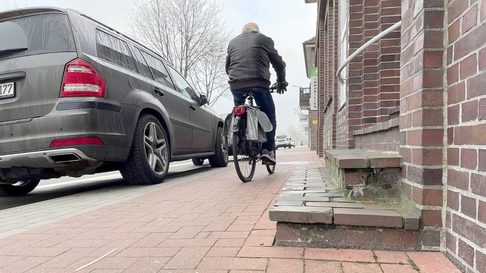 Am Untenende in Rhauderfehn teilen sich Fahrbahn, Mehrzweckstreifen und kombinierter Geh- und Radweg den geringen Platz. Hier lauern Gefahren. Foto: Janßen