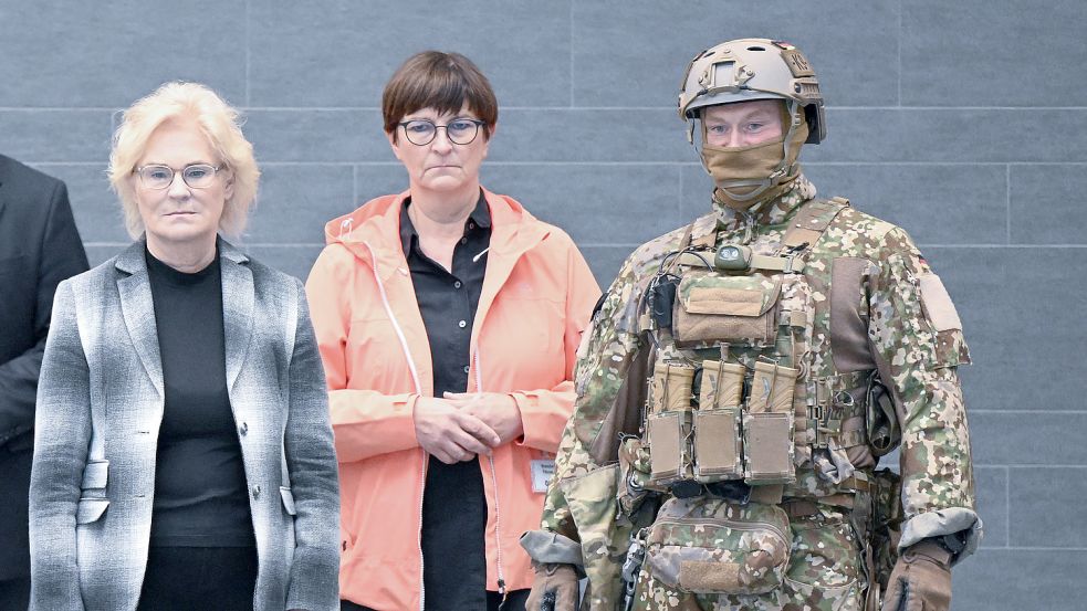 Verbale Rückendeckung aus den eigenen Reihen: Bundesverteidigungsministerin Christine Lambrecht (links, SPD) sieht sich bei ihrem Besuch beim Kommando Spezialkräfte (KSK) eine Ausbildungsübung an. Neben ihr steht die SPD Vorsitzende Saskia Esken. Foto: Weißbrod/dpa/Archiv