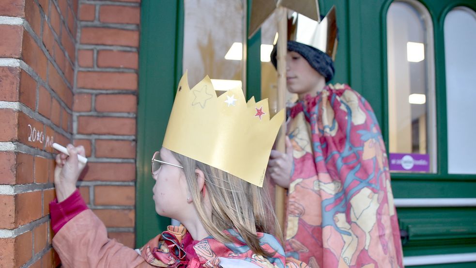 Die Geschwister Famke und Eric Schmidt waren am Freitag als Sternsinger der Pfarreiengemeinschaft Overledinger Land in Westrhauderfehn und in Langholt unterwegs. Foto: Ammermann