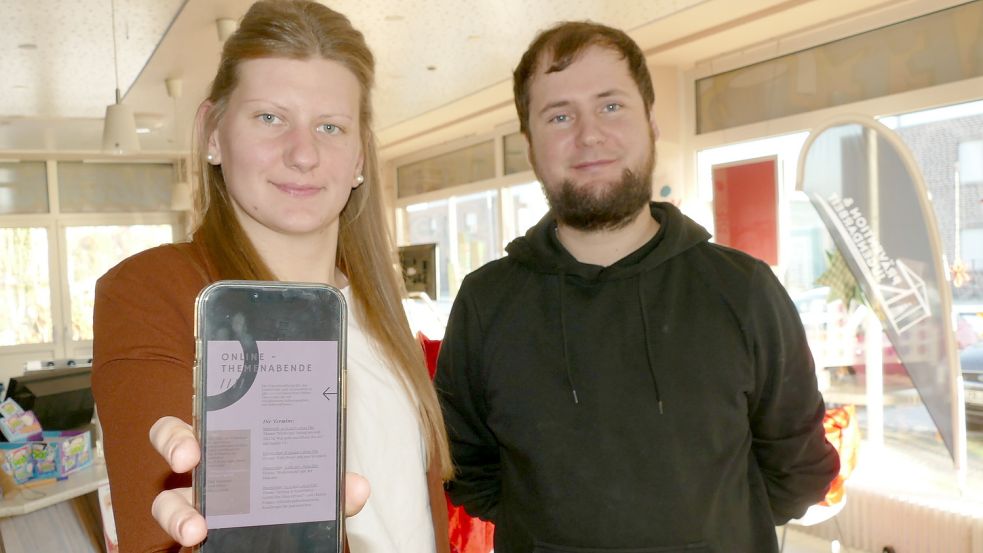 Stellten die digitale Vortragsreihe „Mediennutzung und -kompetenz“ vor: Ellen Schidak, Präventionskraft der Gemeinde Westoverledingen, und ihr Kollege Nico Bergmann. Foto: Wieking