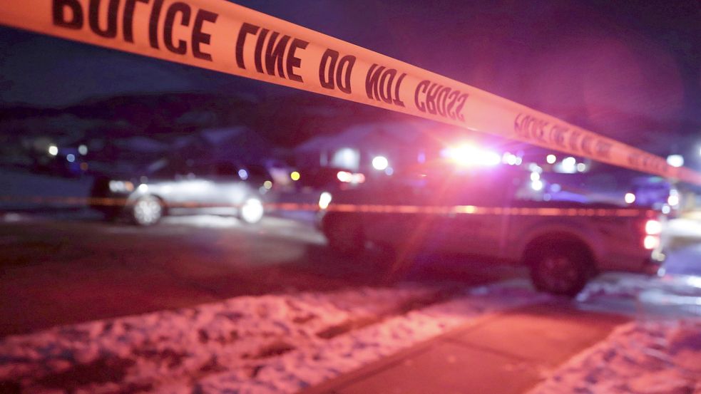 Flatterband der Polizei sperrt einen Tatort in Enoch, Utah, wo acht Menschen tot in einem Wohnhaus aufgefunden worden. Foto: dpa/The Deseret News