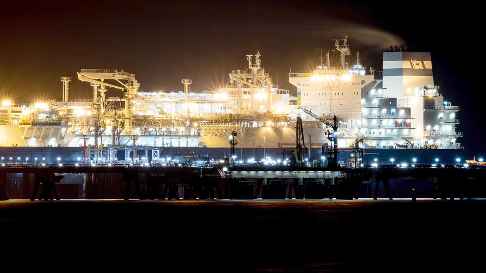 In Wilhelmshaven wird LNG zu Erdgas umgewandelt. Bei Genehmigung des Terminals hatten es die Behörden so eilig, dass noch nicht alle Brandschutz-Vorgaben umgesetzt sind. Foto: dpa