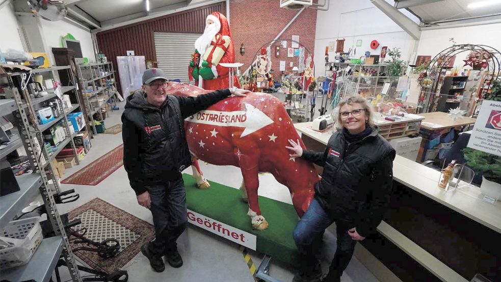 Viele Jahrzehnte haben Wenzel Sedlatschek und seine Frau Monika ihr Auktionshaus Ostfriesland in Surwold betrieben, zum Sommer hören sie auf. Foto: Moormann