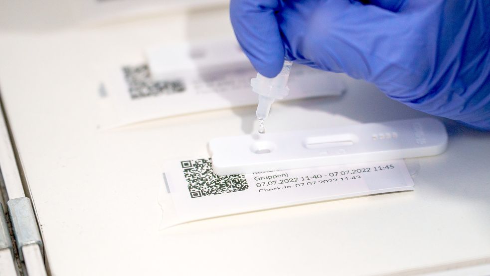 Mit mehr als sechs Milliarden Euro haben Staat und Krankenkassen für PCR-Tests laut einem Rechercheteam deutlich mehr Geld ausgegeben als erforderlich. Foto: dpa/Andreas Arnold