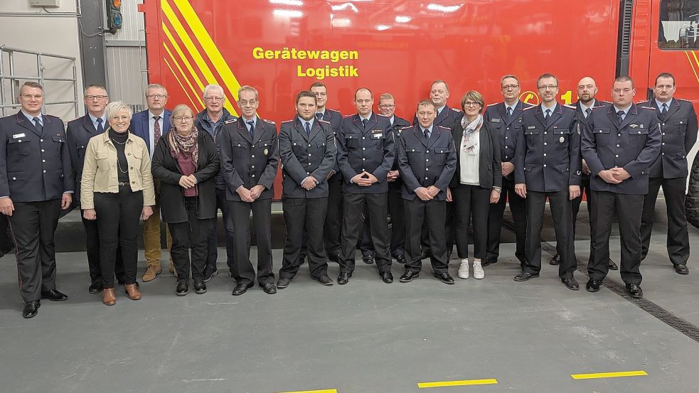 Nach der Versammlung stellten sich die Ehrengäste mit den Feuerwehrmitgliedern, die ernannt, befördert, geehrt und verabschiedet worden sind, zum Gruppenbild zusammen. Foto: Feuerwehr/Bruns