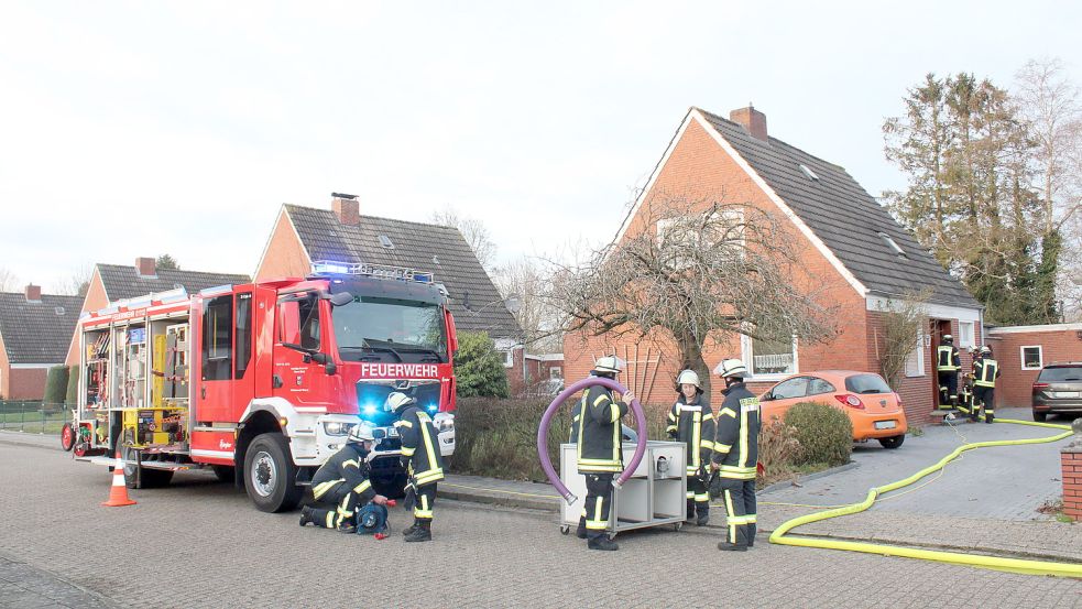 Mit einer Pumpe musste das Wasser herausbefördert werden. Foto: Joachim Rand/Feuerwehr Weener