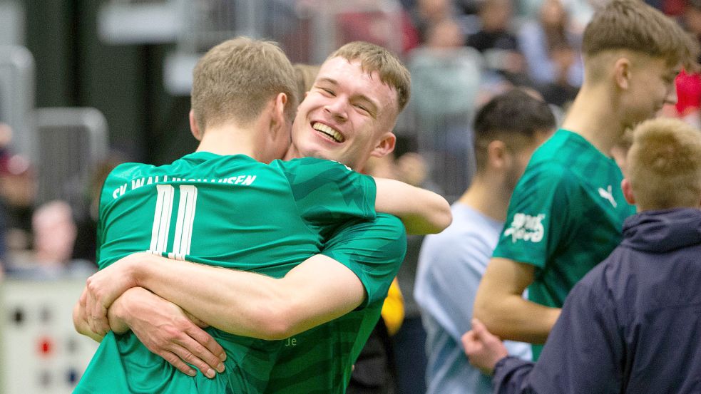 Die Freude war riesig: Die A-Junioren des SV Wallinghausen siegten überraschend. Foto: Doden/Emden