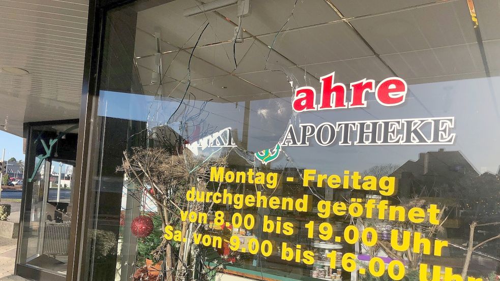 Durch die Wucht des Steines ist eine Scheibe der Doppelverglasung der Anker-Apotheke zerstört worden. Foto: Ammermann