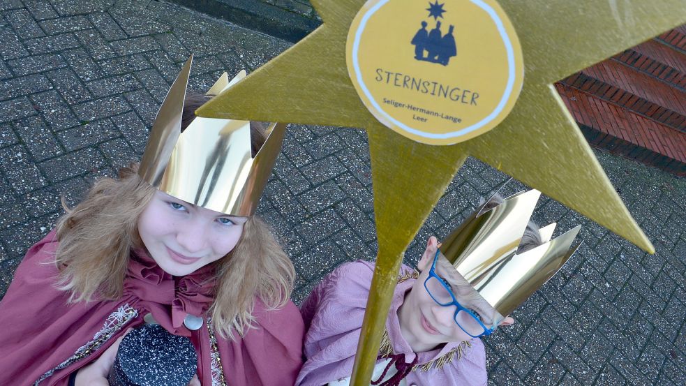 Hannah Kalesics und Renken Möhlmann freuen sich auf die Sternsinger-Aktion. Foto: Hoppe