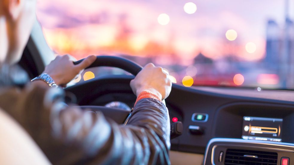 Viele Autofahrer halten das Lenkrad falsch. Foto: dpa/Adobe Stock
