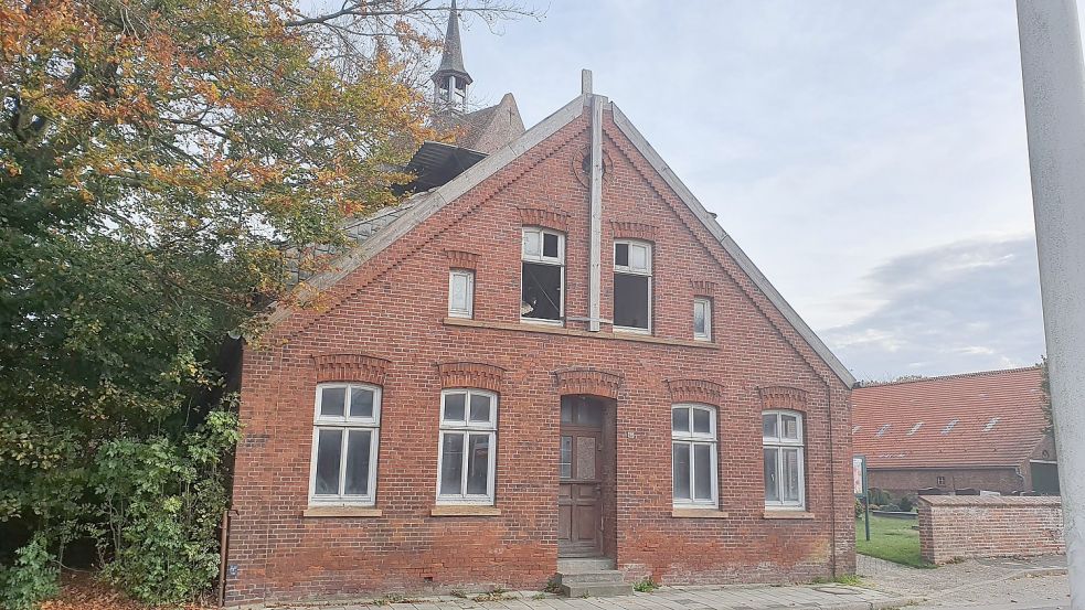 Direkt neben der Kirche und an der Ortsdurchfahrt. Die Alte Post ist derzeit kein Schmuckstück. Foto: Gettkowski/Archiv