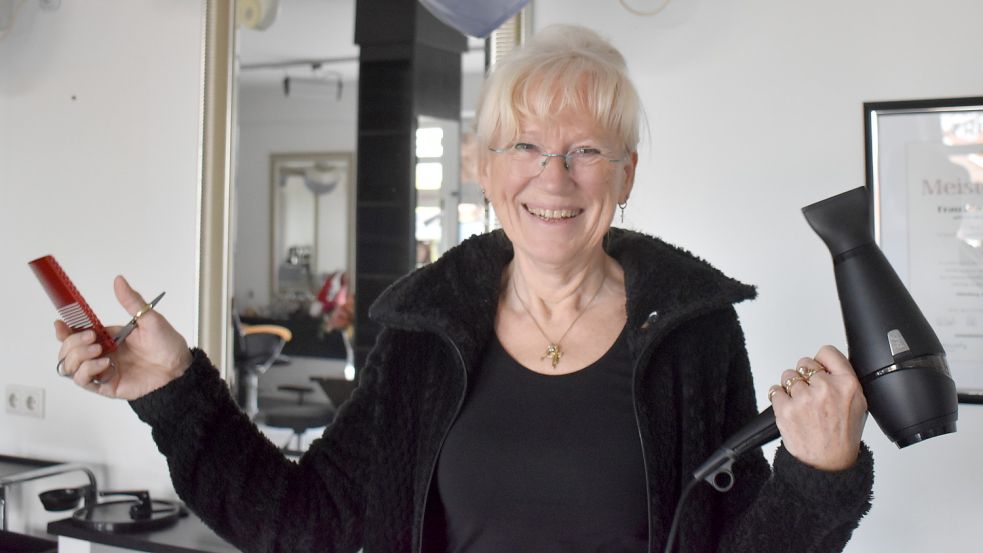 Für dieses Foto hält Ulrike Rindsland noch einmal Föhn, Schere und Kamm in den Händen. Ihren Friseurbetrieb hat die 68-Jährige aber Anfang Januar aufgegeben. Fotos: Zein