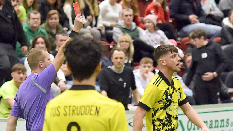 Es gab nur wenige Rote Karten beim Aurich-Cup. Foto: Doden/Blomberg