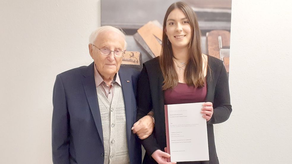 Geschichtsstudentin Anneke Ewen hat in ihrer Bachelorarbeit über den Holocaustüberlebenden Albrecht Weinberg geschrieben. Jetzt überreichte die Idafehnerin Weinberg ein Exemplar. Foto: Scherzer