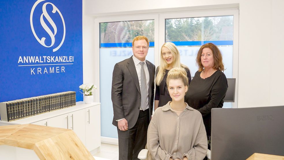 Das Bild zeigt Klaas Kramer mit Ehefrau Kristin sowie seinen Mitarbeiterinnen Helga Hollander (rechts) und Tatjana Piske (vorne).