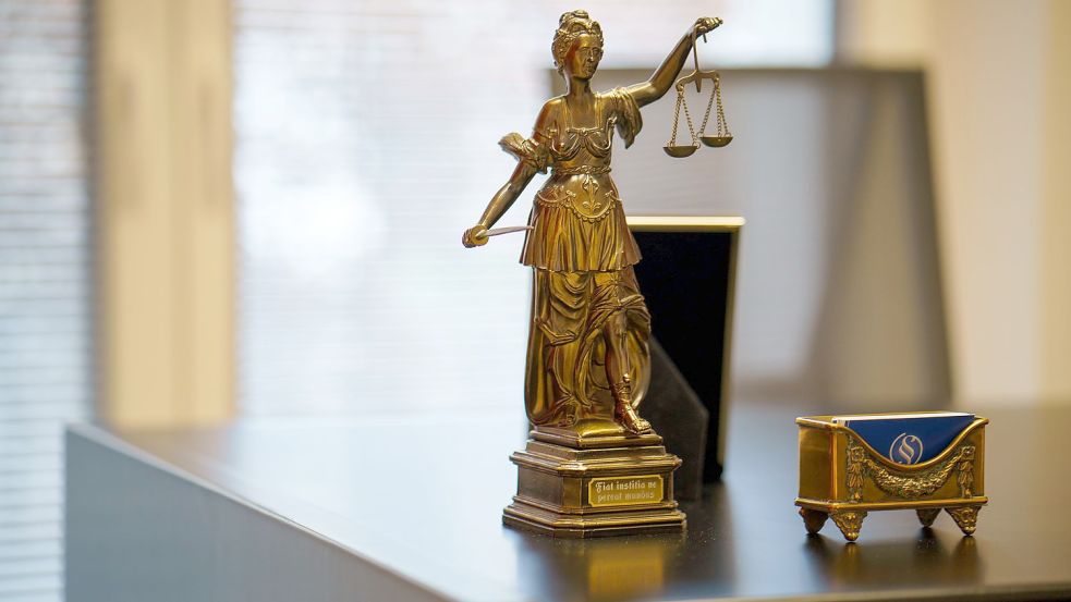 Justitia ist die römische Göttin der Gerechtigkeit und des Rechtswesens und gilt noch heute als Wahrzeichen in der Justiz. Sie hat einen Ehrenplatz auf dem Schreibtisch von Klaas Kramer.