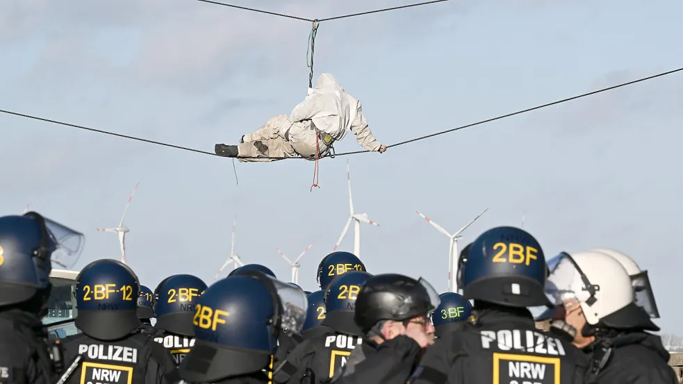 Klimaaktivisten protestieren derzeit gegen die Räumung des Dorfes Lützerath in Nordrhein-Westfalen. Foto: dpa/Federico Gambarini