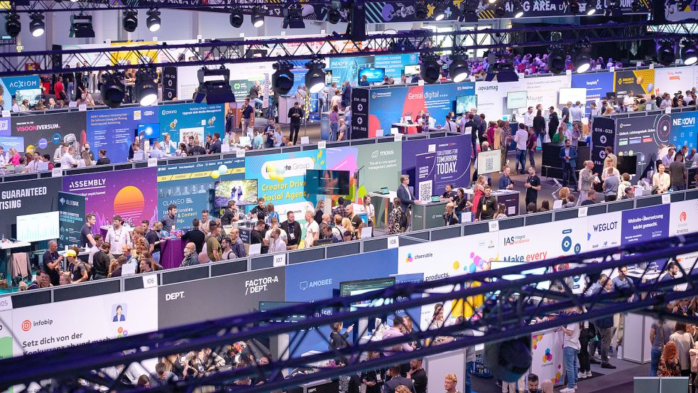 Zahlreiche Teilnehmer besuchen im Mai 2022 die Stände in der Start-Up-Halle der Digitalmesse OMR in Hamburg. Die Investments in deutsche Start-ups sind nach einem Rekordjahr eingebrochen. Foto: Walzberg/DPA