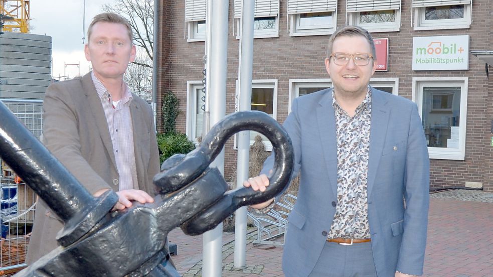 Zwischen dem im Bau befindlichen, neuen Bürgerhaus mit Verwaltungstrakt und dem seit mehr als 50 Jahren genutzten Barßeler Rathaus nahmen am Mittwoch Barßels Bürgermeister Nils Anhuth (rechts) und sein Erster Gemeinderat Michael Sope für ein Foto zum Jahresauftakt-Pressegespräch Aufstellung. Foto: Fertig