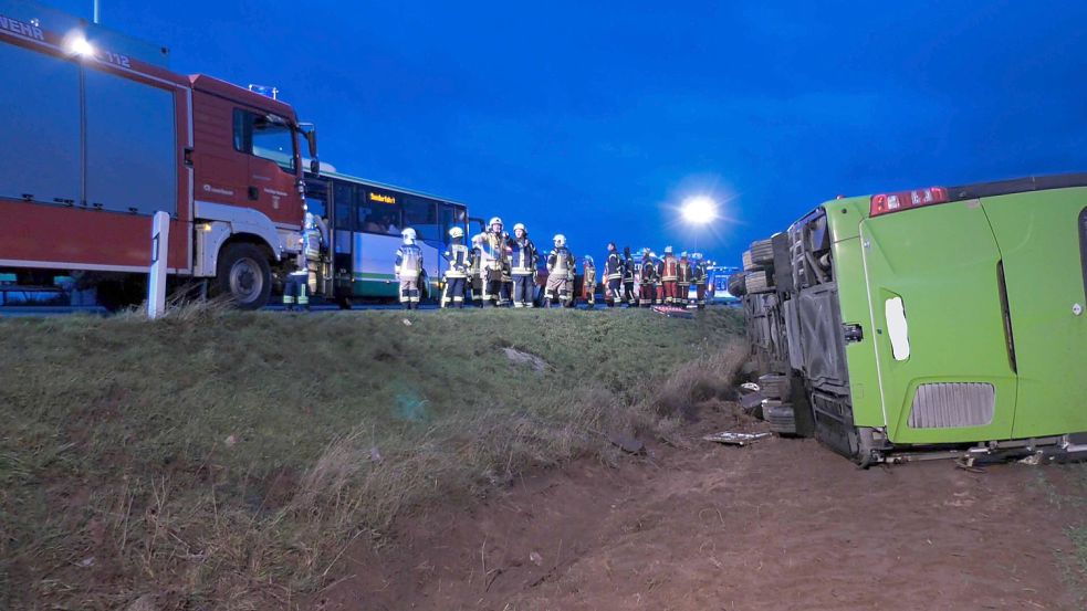Schwerer Busunfall auf der A24 Foto: Ralf Drefin