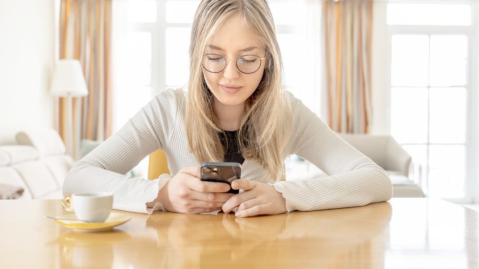 Die Suche nach dem richtigen Mobilfunkvertrag kann lange dauern, doch sie lohnt sich. Darauf sollten Sie bei der Wahl des Handyvertrags achten. Foto: Imago Images/ Wolfgang Maria Weber