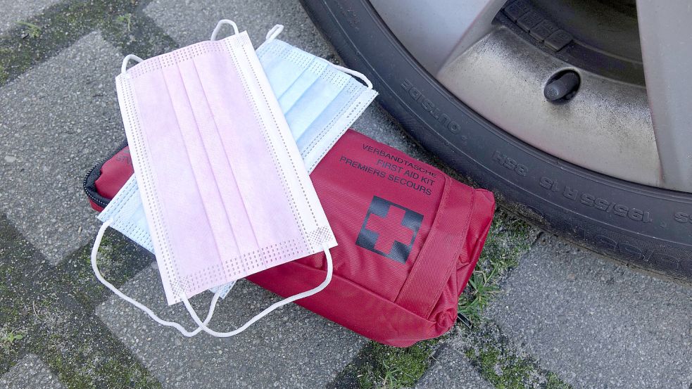 In den Verbandskasten im Auto gehören künftig auch zwei medizinische Mundschutzmasken. Foto: Imago Images/Steinach