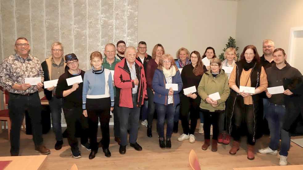 Der Vorstand des Handels- und Gewerbeverein (HGV) Barßel verteilte nun die Warengutscheine der Weihnachtsverlosung an die Gewinner. Foto: Passmann