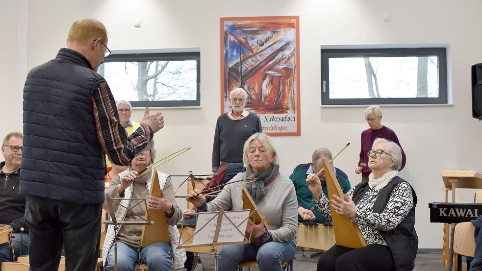 Orchesterleiter Jürgen Saamer (links) gibt den Takt an. Foto: Wehry