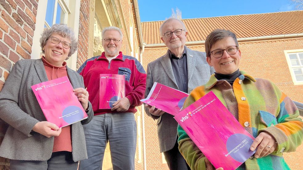 Ursula Behrends (von links), Hans Fricke, Jörg Furch und Sabine Kasimir stellten das neue Programm der Volkshochschule vor. Foto: Kierstein