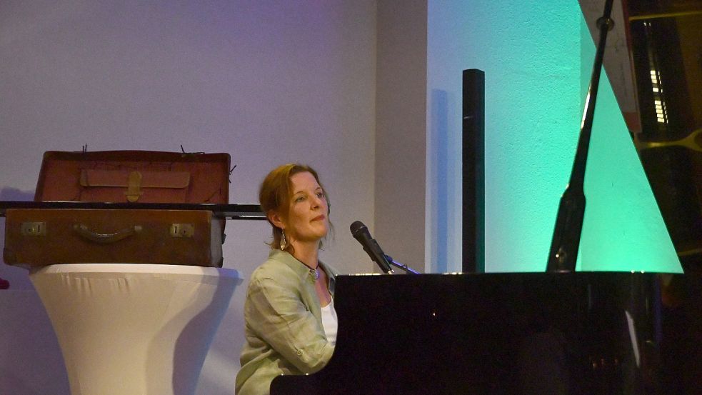 Songschreiberin und Pianistin Sabine Hermann war in Rhauderfehn zu Gast. Foto: Scherzer
