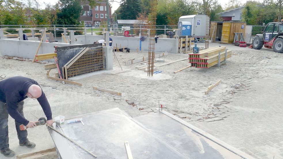 Auf dem Marktplatz in Rhauderfehn wird derzeit ein Mehrzweckgebäude mit einer teilweise überdachten Bühne gebaut. Im kommenden März soll alles fertig sein. Foto: Wieking