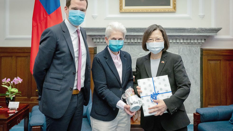 Johannes Vogel und Marie-Agnes Strack-Zimmermann wurden am Dienstag von Taiwans Präsidentin Tsai Ing-wen empfangen. Foto: Taiwan Presidential Office/AP