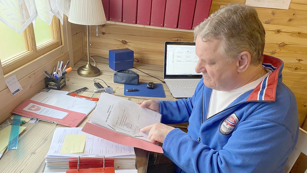 In einer kleinen Holzhütte im Garten hat sich Achim Schneider ein Büro eingerichtet. Foto: Hagewiesche