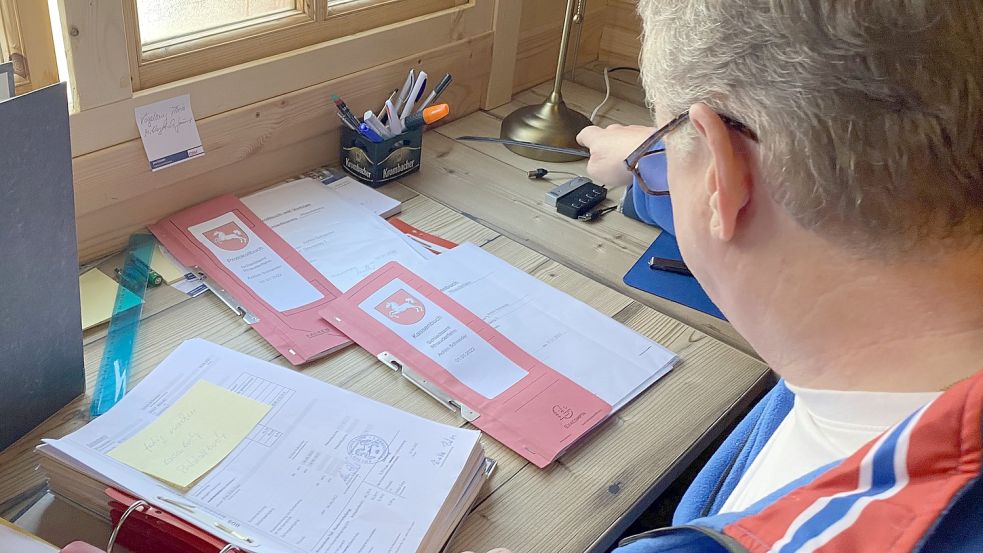 Schneider arbeitet im Moment an dem Kassenbuch und dem Protokollbuch aus dem Jahr 2022. Foto: Hagewiesche